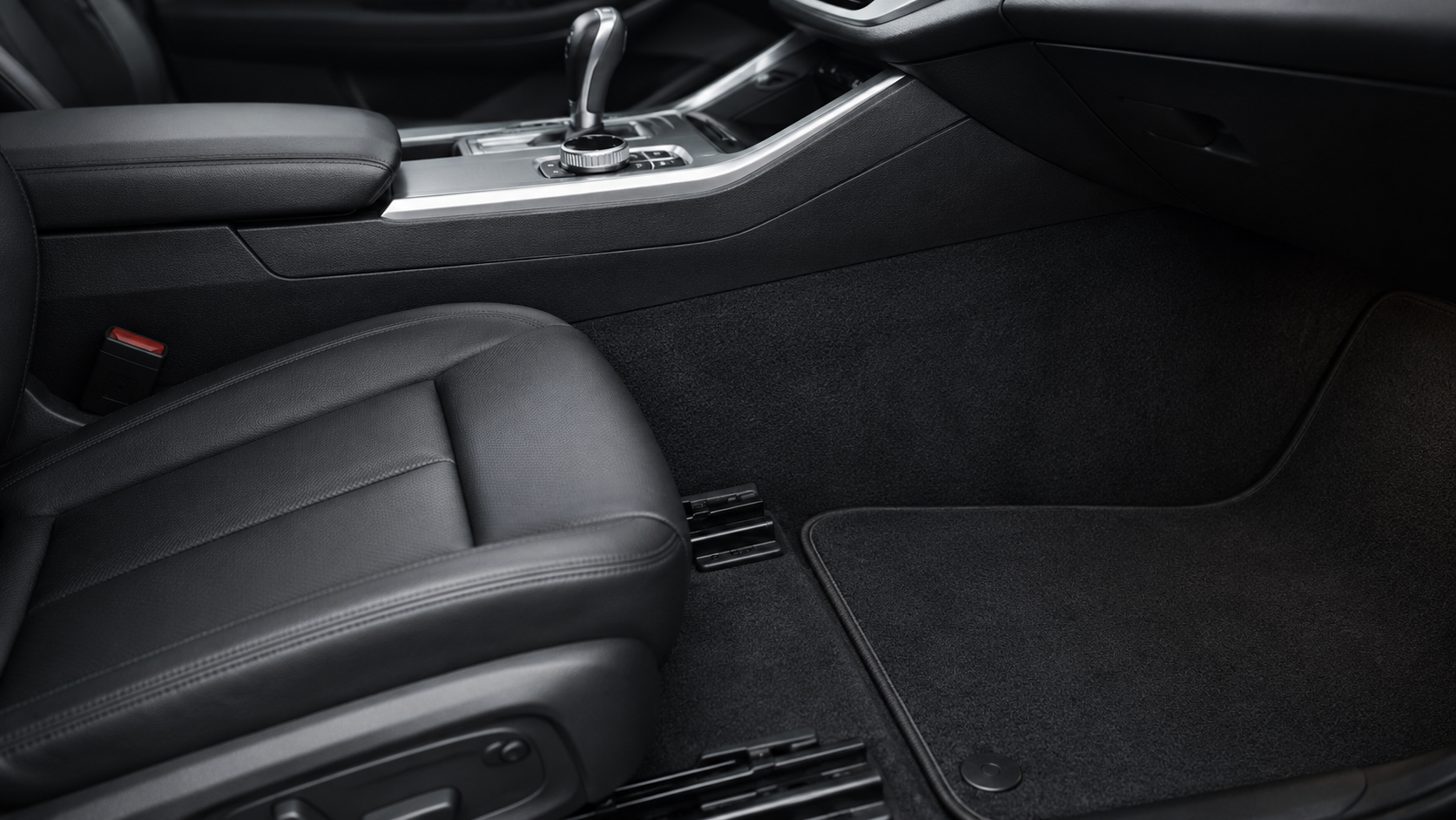 Habitacle de voiture avec siège, console centrale, tapis et rails de siège